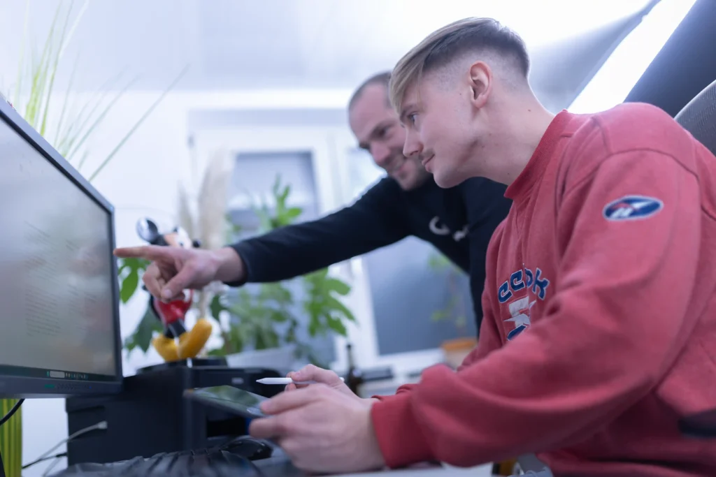 Gemeinsame Arbeit an einer Website bei NuInnova