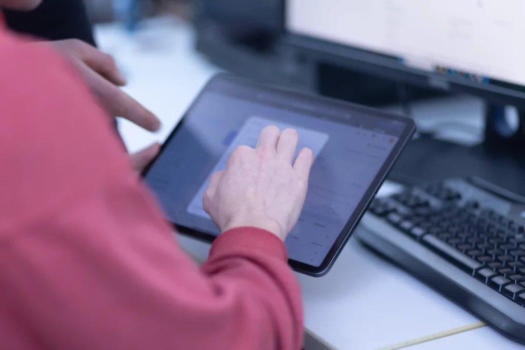 Prüfung einer Website auf einem Tablet bei NuInnova