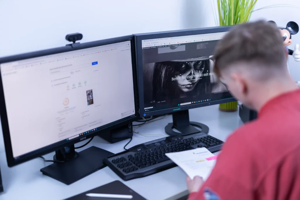 Website-Gestaltung am Arbeitsplatz von NuInnova