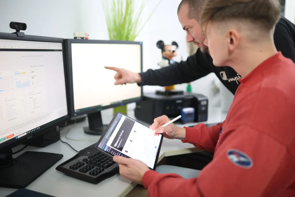 Gemeinsame Besprechung einer Website bei NuInnova